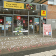 Corona-Ausbruch in einem Rewe in Bayreuth: Kunden haben mit Kreide vor dem Supermarkt eine Botschaft geschrieben. Foto: privat