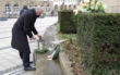 Im Gedenken an die Coronaopfer entzündet Oberbürgermeister Thomas Ebersberger eine Kerze. Bild: Stadt Bayreuth