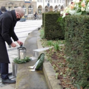 Im Gedenken an die Coronaopfer entzündet Oberbürgermeister Thomas Ebersberger eine Kerze. Bild: Stadt Bayreuth