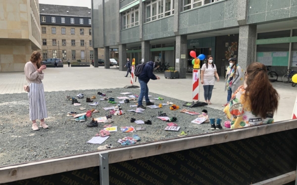 Mit einer nicht unumstrittenen Aktion vor dem Neuen Rathaus in Bayreuth, haben am Donnerstag (1.4.2021) Eltern gegen die 