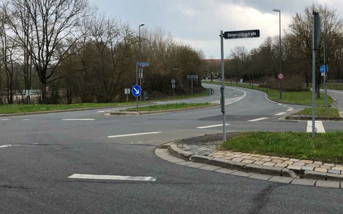 Hier sollte der Kreisverkehr kommen: die Kreuzung zwischen Dr.-Konrad-Pöhner-Straße und Universitätsstraße. Archivfoto: bt-Redaktion