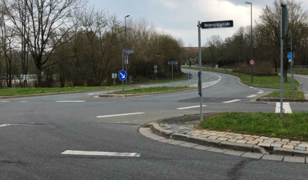 Hier soll der Kreisverkehr kommen: die Kreuzung zwischen Dr.-Konrad-Pöhner-Straße und Universitätsstraße. Archivfoto: bt-Redaktion