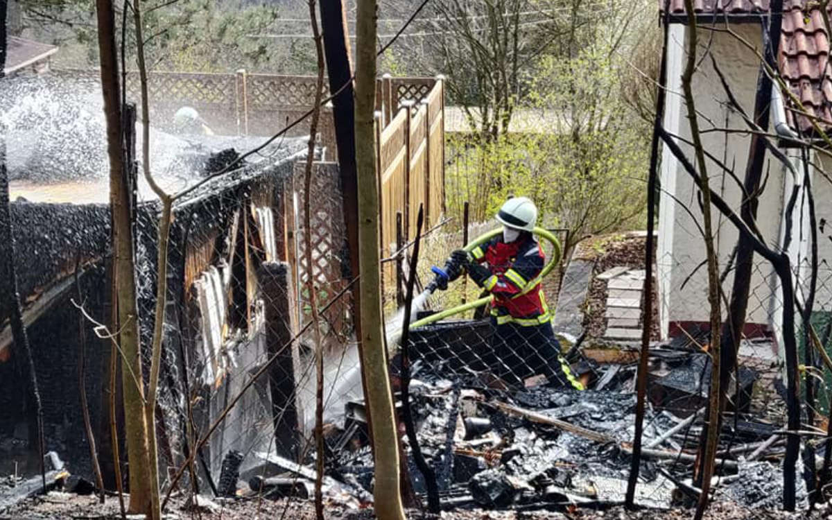 In Bayreuth stand ein Holzschuppen in Flammen. Foto: Feuerwehr Bindlach