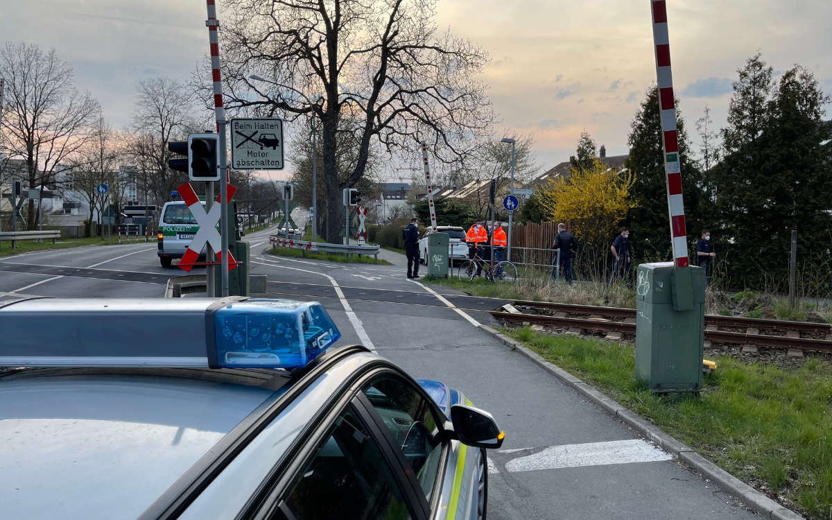 Eine Radfahrerin ist bei einem Unfall in Bayreuth gestorben. Sie ist mit einem Zug kollidiert. Jetzt ist der Bahnübergang Thema im Bayreuther Bauausschuss. Foto: NEWS5/Fricke