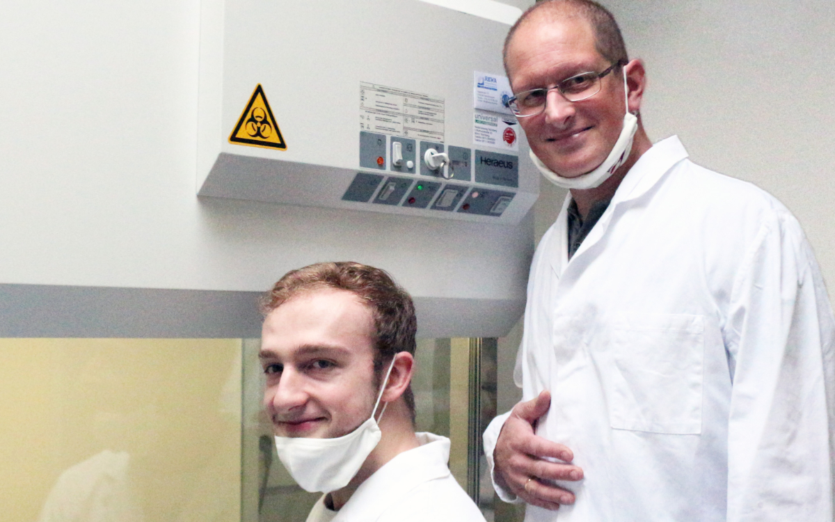 "Das Virus zerstören": Bayreuther Bio-Labor feiert erste Forschungserfolge (von links nach rechts: Florian Gaudig, technischer Assistent im Zelllabor und Dipl. Biologe Daniel Seitz). Foto: BioMed Innovation gGmbH