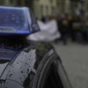 Zwei Polizisten verlieren im Einsatz ihr Leben. Die Polizei in Bayern zeigt sich betroffen. Symbolfoto: Christoph Wiedemann