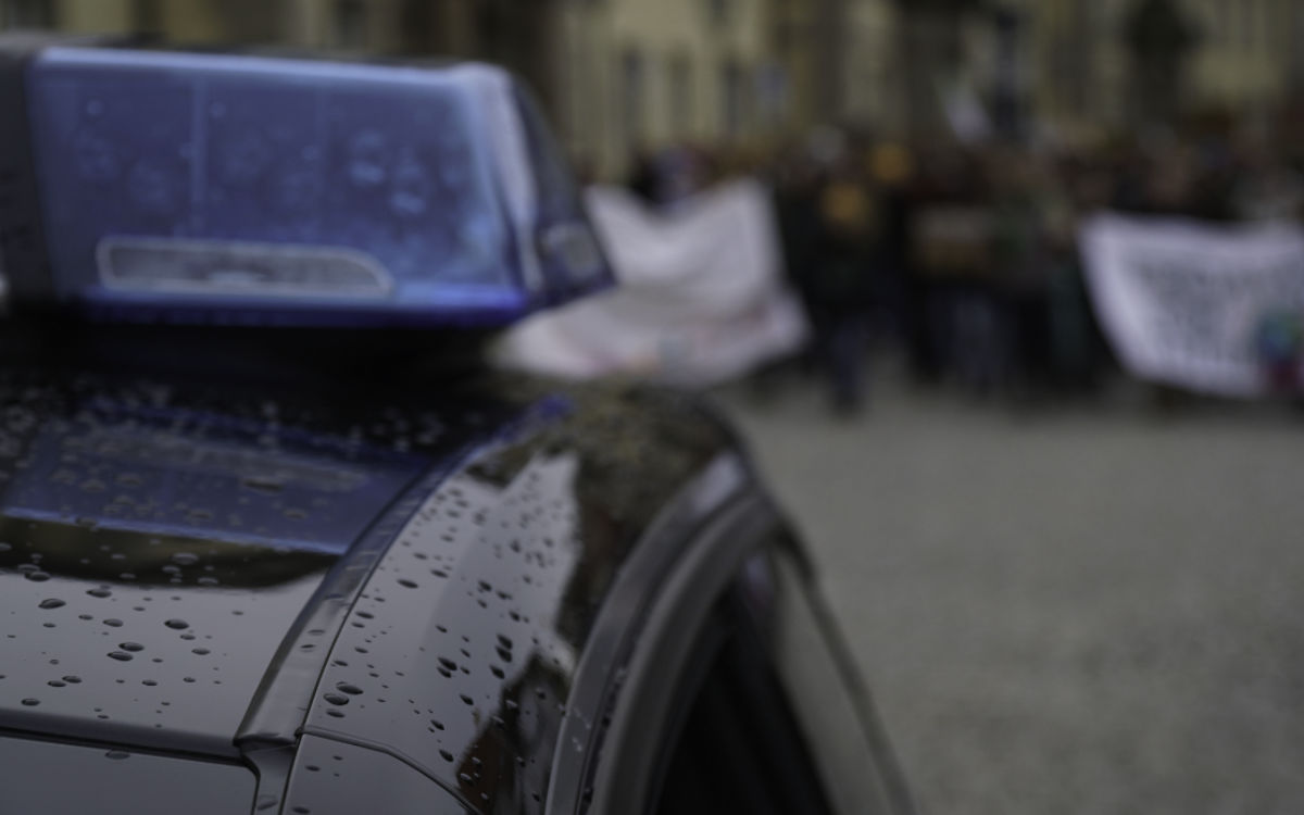 Zwei Polizisten verlieren im Einsatz ihr Leben. Die Polizei in Bayern zeigt sich betroffen. Symbolfoto: Christoph Wiedemann