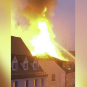 Nach dem tragischen Brand in Thiersheim am Freitag (30.4.2021) brannte es am Morgen des 1. Mai 2021 in einem benachbarten Haus. Ein Brandbekämpfer wurde verletzt. Foto: News5/Fricke