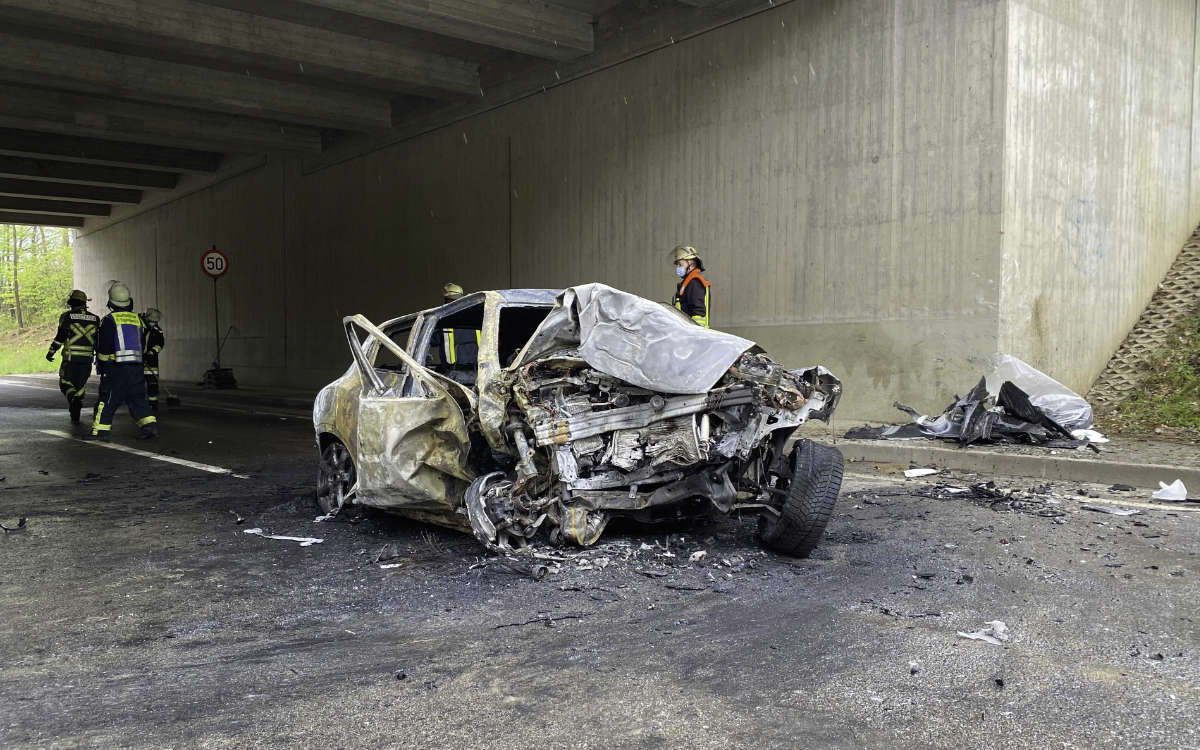 Tödlicher Unfall im Landkreis Forchheim: Ein Mann ist in seinem Auto verbrannt. Foto: News5/Merzbach
