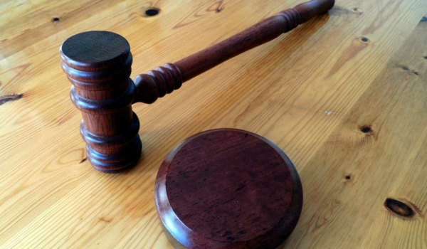 Das Landgericht Hof hat einen Mann verurteilt, der seine Tochter schwer misshandelt hat. Symbolbild: Pixabay