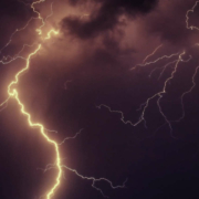 Ein Blitz ist während des Unwetters gestern Abend in ein Haus in Frensdorf im Landkreis Bamberg eingeschlagen. Symbolfoto: Pixabay