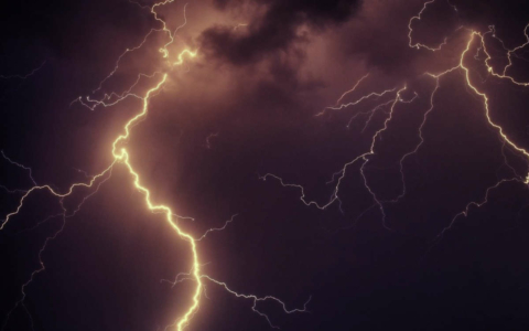 Ein Blitz ist während des Unwetters gestern Abend in ein Haus in Frensdorf im Landkreis Bamberg eingeschlagen. Symbolfoto: Pixabay