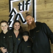Ana und Tobias Herrmannsdörfer mit ihren Kindern Luan und Lana vor dem neuen Logo. Foto: Therapieloft Fichtelgebirge