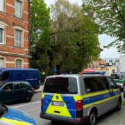 In Bamberg haben am Montagnachmittag Polizei und Sondereinsatzkommando einen bewaffneten Mann überwältigt. Bild: News5/Merzbach
