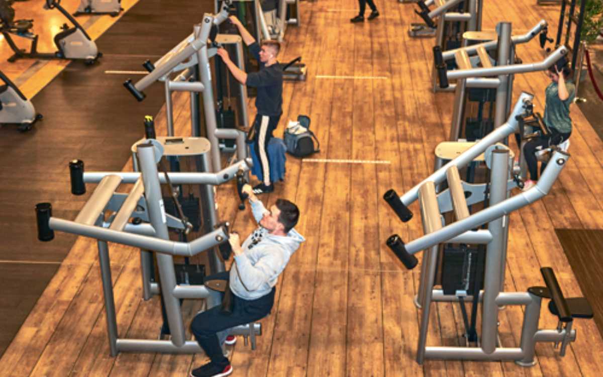 Freizeitsportler beim Trainieren im Fitnessstudio. Bild: Dominik von Winterfeld/McFit