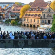 Untere Brücke in Bamberg: Regelmäßig Treffpunkt vieler Leute. Nun handelt die Stadt unkonventionell. Bild: NEWS 5/Merzbach