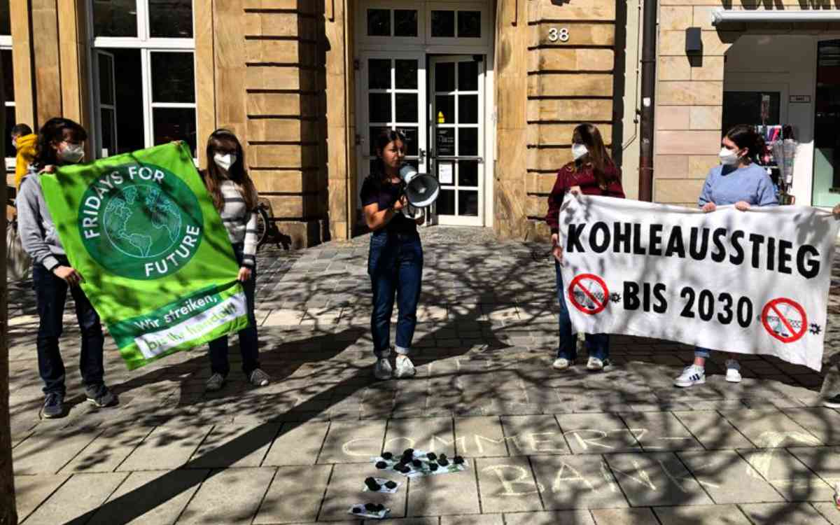 „Keine Kohle für die Kohle“ - das forderte Fridays for Future Bayreuth am 14.5.21 vor der Commerzbank-Filiale in der Bayreuther Fußgängerzone. Bild: Jürgen Lenkeit