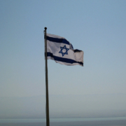 Drei Unbekannte versuchten einem 25-Jährigen eine Israel-Flagge zu stehlen. Symbolbild: Pixabay