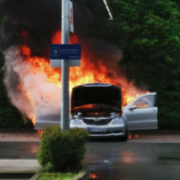 In der Spinnereistraße in Bayreuth hat ein Auto gebrannt. Feuerwehr und Polizei sind vor Ort. Foto: Privat