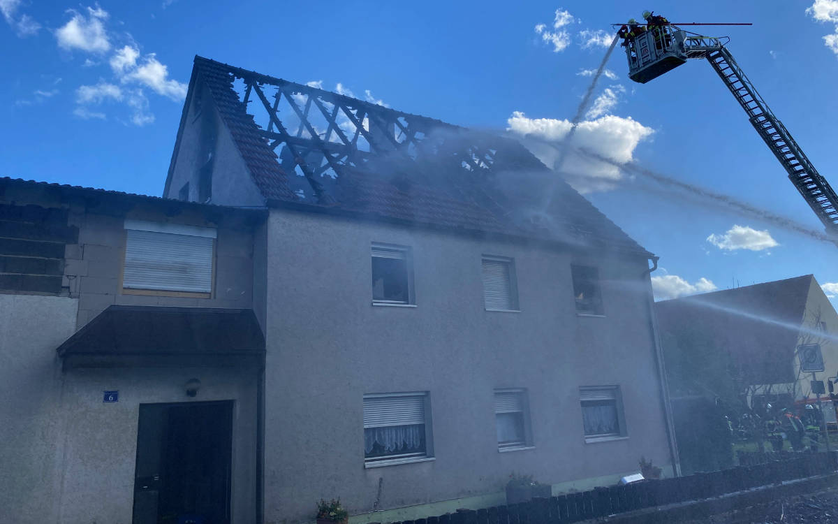 Am Samstagnachmittag (22. Mai) ist ein Haus in Gößweinstein Opfer eines Brandes geworden. Bild: NEWS5/Merzbach