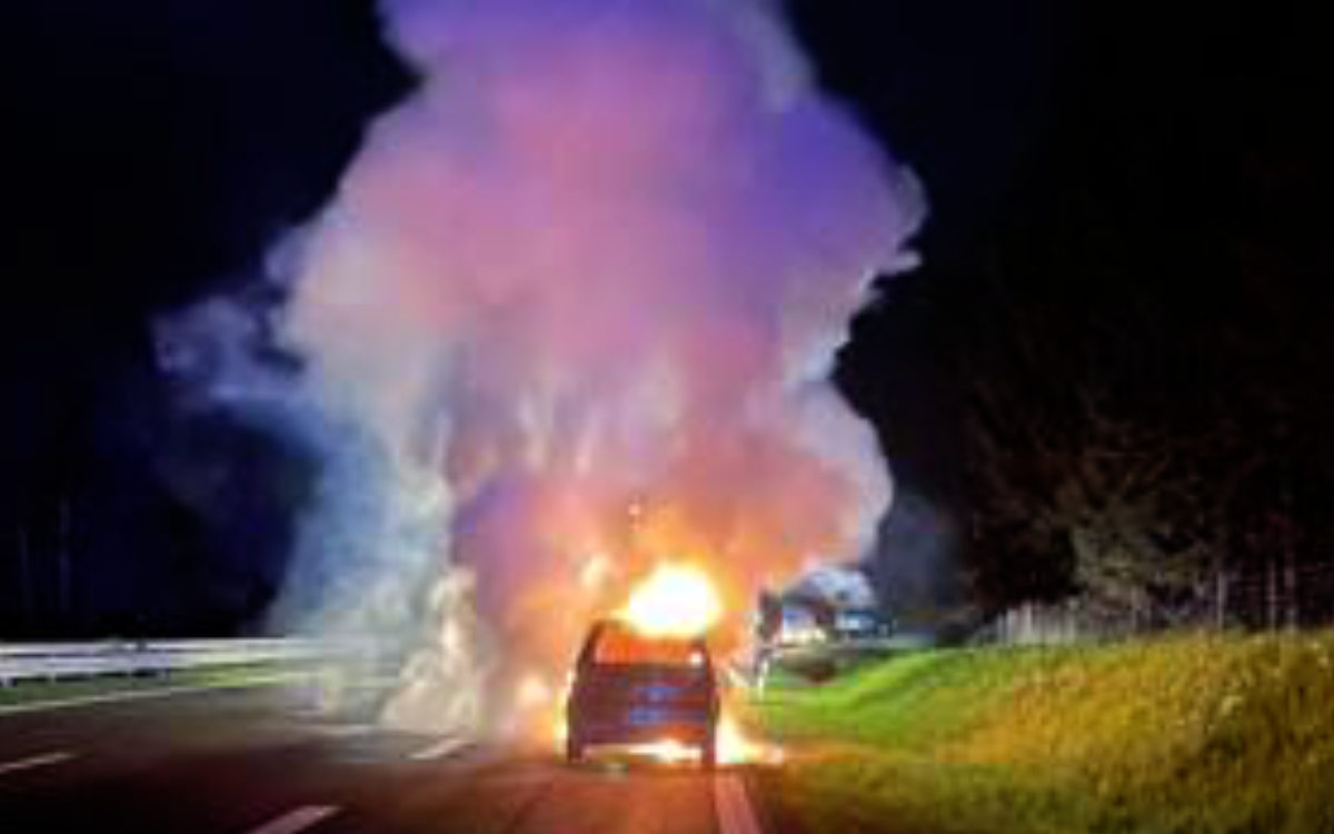 Auf der A70 bei Wonsees ist am Freitagabend (21. Mai) ein Auto ausgebrannt. Bild: Verkehrspolizei Bayreuth