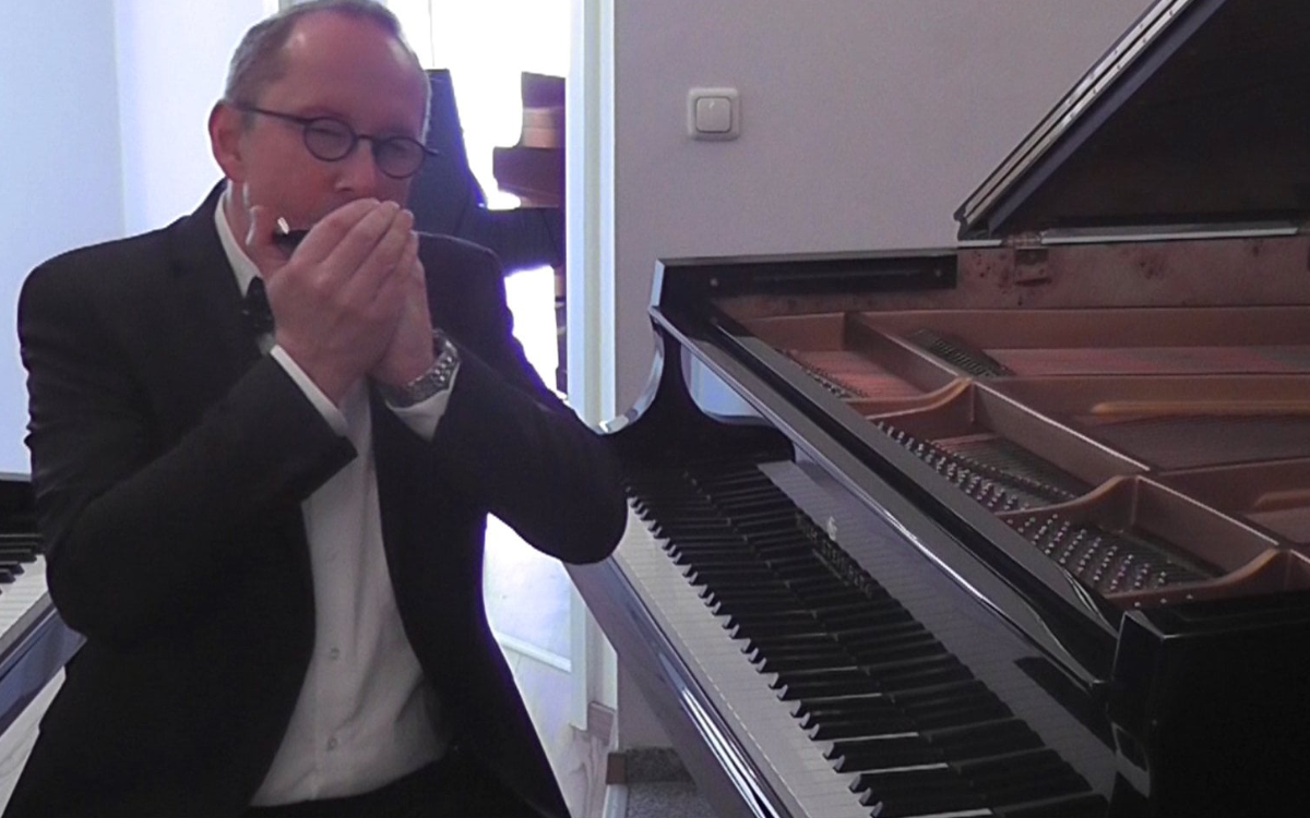 Der Bayreuther Matthias Dinkel aus Bayreuth ist ein Meister am Klavier und er hat seinen ganz eigenen Weg, der Corona-Pandemie zu begegnen. Foto: privat