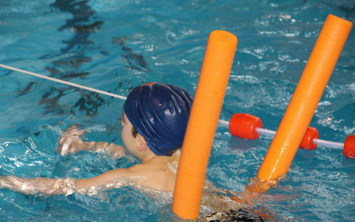 Schon bald wird es im Landkreis Bayreuth mehr Schwimmkurse für Kinder geben. Die Wasserwacht wird die Planungen hierzu am Mittwoch in Gefrees vorstellen. Foto: pixabay