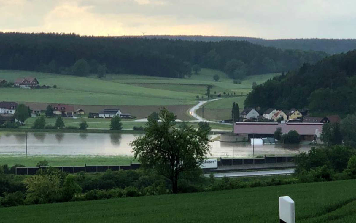 Im Bindlacher Ortsteil Gemein ist ein Bauernhof nach dem Starkregen teilweise überschwemmt worden. Bild: Bayreuther Tagblatt