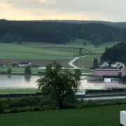 Im Bindlacher Ortsteil Gemein ist ein Bauernhof nach dem Starkregen teilweise überschwemmt worden. Bild: Bayreuther Tagblatt
