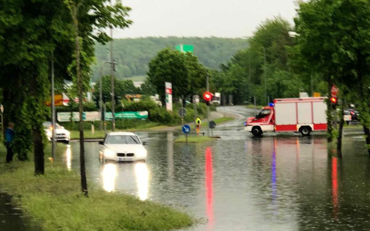 Im Industriegebiet Bindlacher Straße: Auch zwischen der Autobahnbrücke und der Bindlacher Allee kam es zu starken Überschwemmungen. Bild: Bayreuther Tagblatt