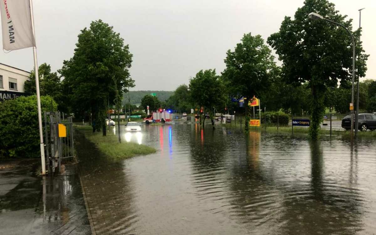 Im Industriegebiet Bindlacher Straße: Auch zwischen der Autobahnbrücke und der Bindlacher Allee kam es zu starken Überschwemmungen. Bild: Bayreuther Tagblatt