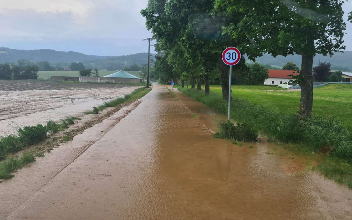 Seit Samstag (5.6.2021) kommt es immer wieder zu Unwettern und Überschwemmungen im Raum Bayreuth. Bindlach ist besonders getroffen. Foto: Feuerwehr Bindlach
