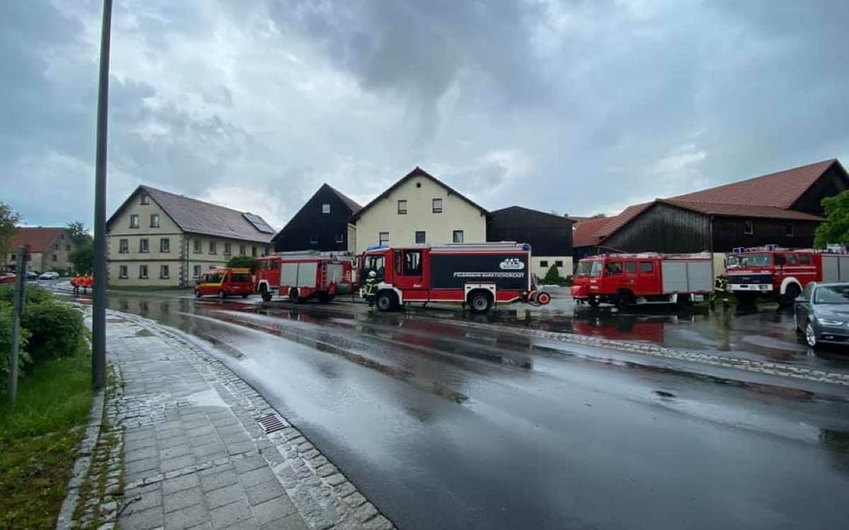 Seit Freitag (5. Juni 2021) ist die Feuerwehr Dressendorf im Landkreis Bayreuth im Einsatz gegen die derzeitigen Unwetter in der Region. Foto: Feuerwehr Dressendorf (Facebook)