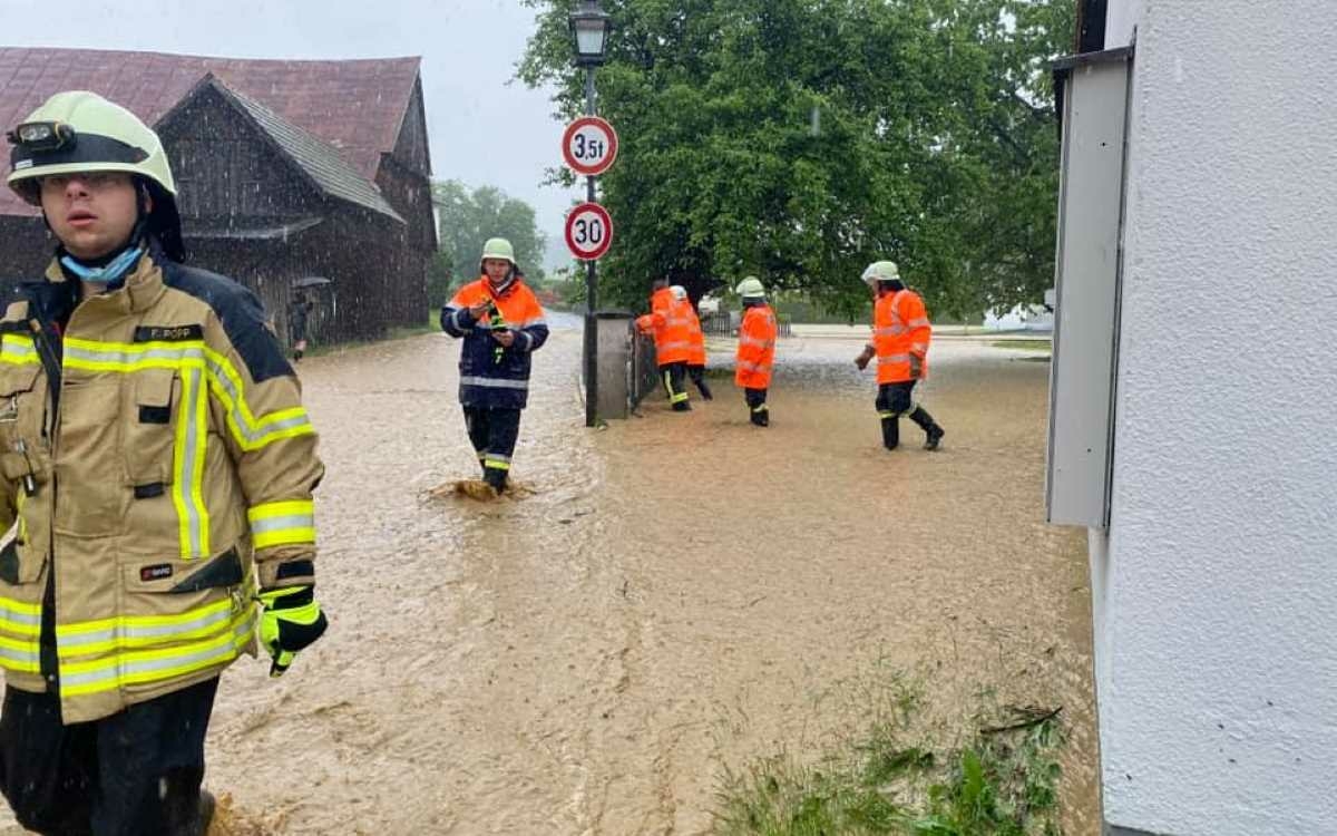 Seit Freitag (5. Juni 2021) ist die Feuerwehr Dressendorf im Landkreis Bayreuth im Einsatz gegen die derzeitigen Unwetter in der Region. Foto: Feuerwehr Dressendorf (Facebook)