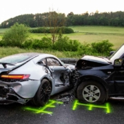 Bei Schlüsselfeld ist am 10. Juni ein Sportwagen beim Überholen mit zwei Autos kollidiert. Zwei Personen wurden schwer verletzt. Bild: NEWS5