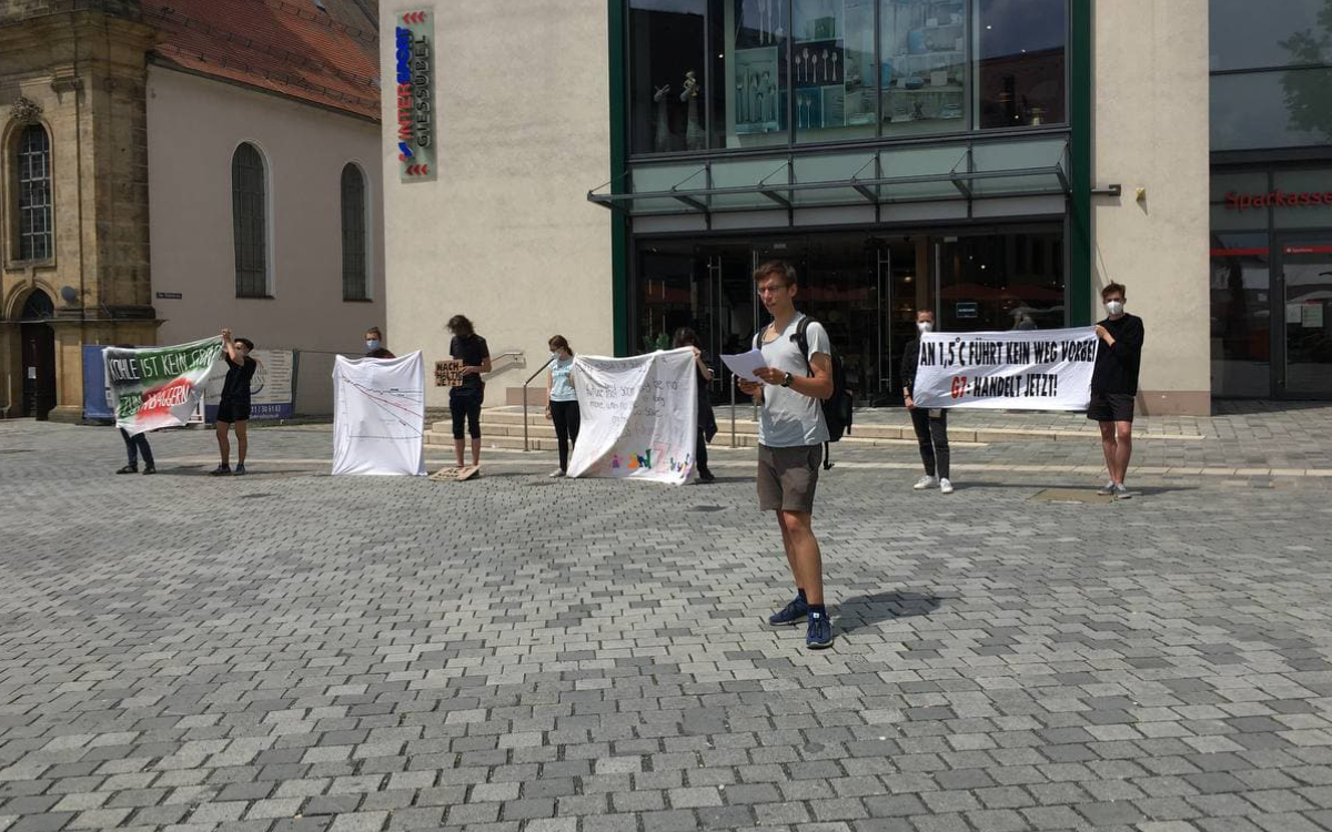 Mit einer Blitzaktion haben Klimaaktivisten in Bayreuth am Samstag (12.6.2021) an mehreren Stellen auf ihre Ziele aufmerksam gemacht. Foto: privat