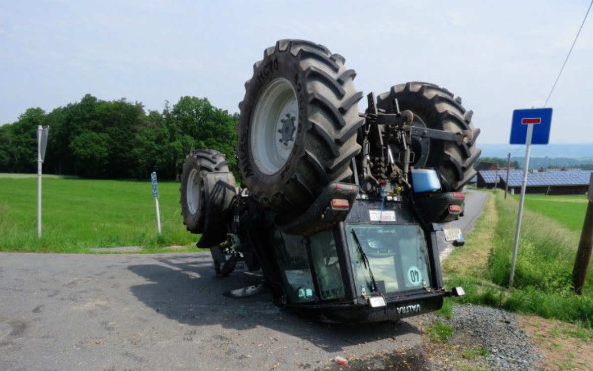 Bei einem Unfall im Landkreis Kulmbach hat sich ein Traktor überschlagen und ist auf dem Dach liegengeblieben. Bild: Polizeiinspektion Stadtsteinach