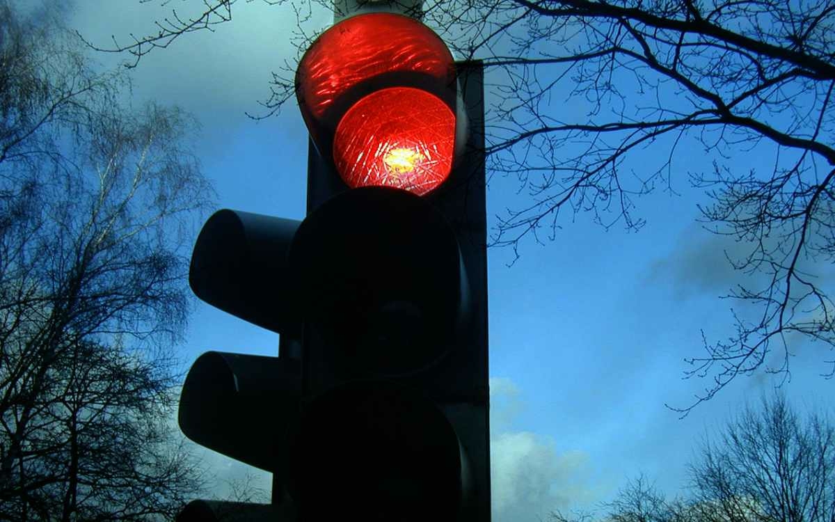 Trotz roter Ampel kam es an einer Bayreuther Kreuzung zu einem schwereren Unfall. Symbolbild: Pixabay