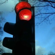 Der Fahrer übersah die rote Ampel und krachte in ein weiteres Fahrzeug. Symbolbild: Pixabay