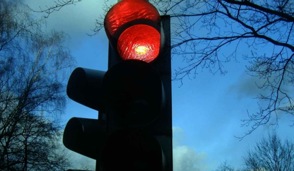 Trotz roter Ampel kam es an einer Bayreuther Kreuzung zu einem schwereren Unfall. Symbolbild: Pixabay