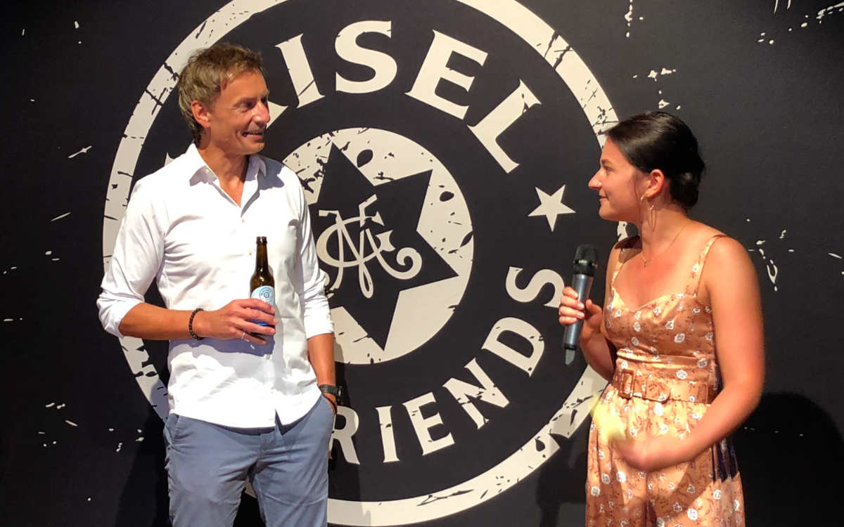 Jeff Maisel, Geschäftsführer der Brauerei Maisel, und die Auszubildende Linda Ammon bei der Vorstellung des SummerCrew Session IPA. Bild: Jürgen Lenkeit