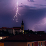 Warnung vor Unwettern mit Gewittern in Franken. In Bayreuth wird schon vor Windböen gewarnt. Symbolfoto: Tomáš Vydržal/unsplash