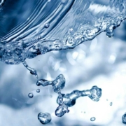 Mineralwasser wird bei Edeka stellenweise knapp im Einkaufsregal. Symbolbild: Pixabay