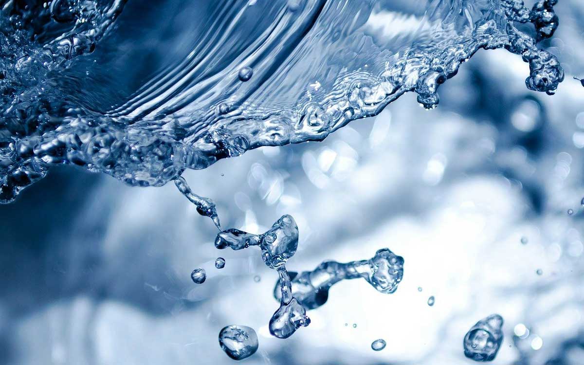 Mineralwasser wird bei Edeka stellenweise knapp im Einkaufsregal. Symbolbild: Pixabay