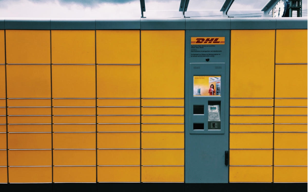 In Gefrees im Landkreis Bayreuth wird eine DHL-Packstation eröffnet. Symbolbild: Unsplash/Jan Antonin Kola
