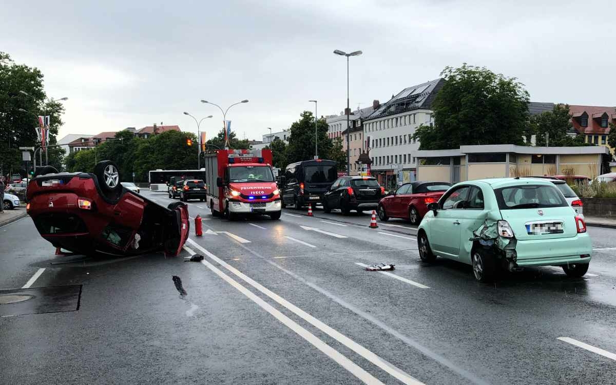 Schwerer Unfall auf dem Hohenzollernring in Bayreuth: Ein Auto wurde auf das Dach geschleudert. Bild: Jürgen Lenkeit
