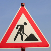 Aufgrund von Erneuerungsarbeiten an den Gehwegen in Bayreuth sind zwei Straßen zeitweise gesperrt. Symbolfoto: Pixabay