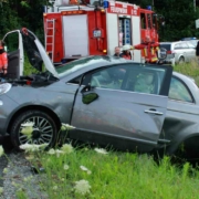 Bei Creußen hat sich ein dreirädriger Fiat 500 überschlagen. Vier Personen wurden verletzt. Bild: NEWS5