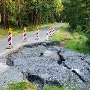 Die Straße zwischen Cottenbach und Theta droht abzusacken und muss komplett gesperrt werden. Bild: Jürgen Lenkeit