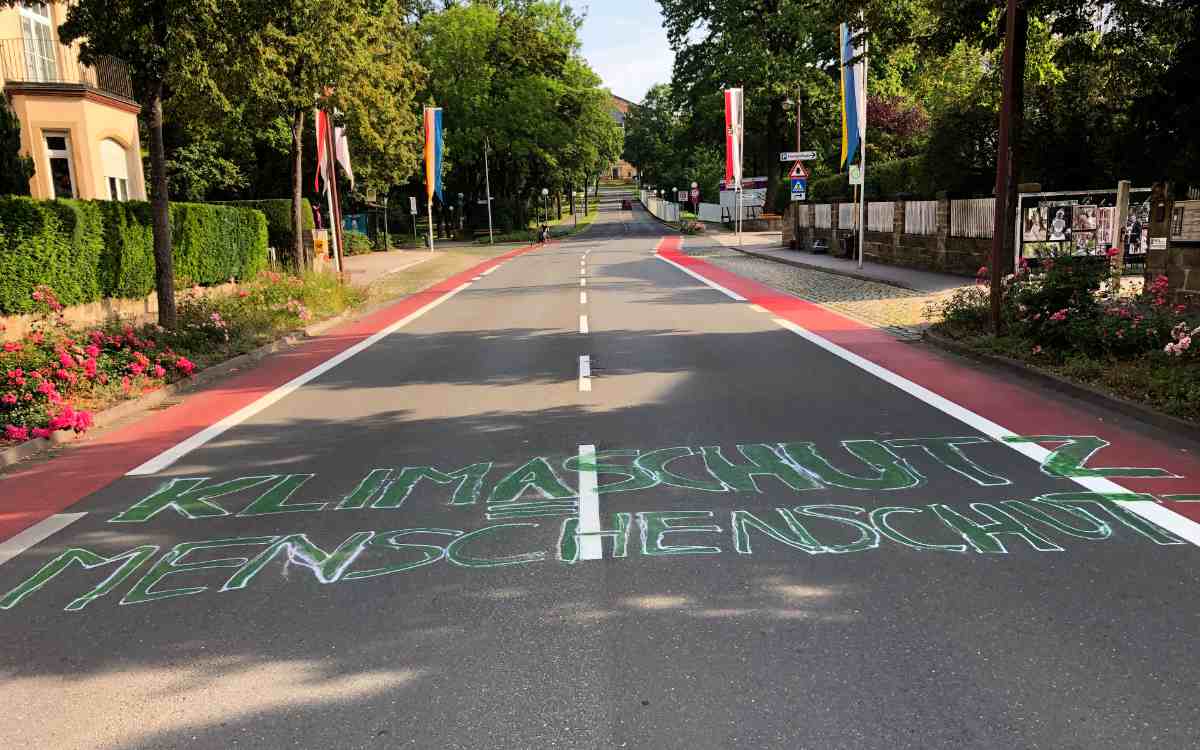 Unbekannte haben in Sichtweise zum Bayreuther Festspielhaus eine Botschaft hinterlassen: "Klimaschutz Menschenschutz" steht auf die Bürgerreuther Straße geschrieben. Bild: Jürgen Lenkeit